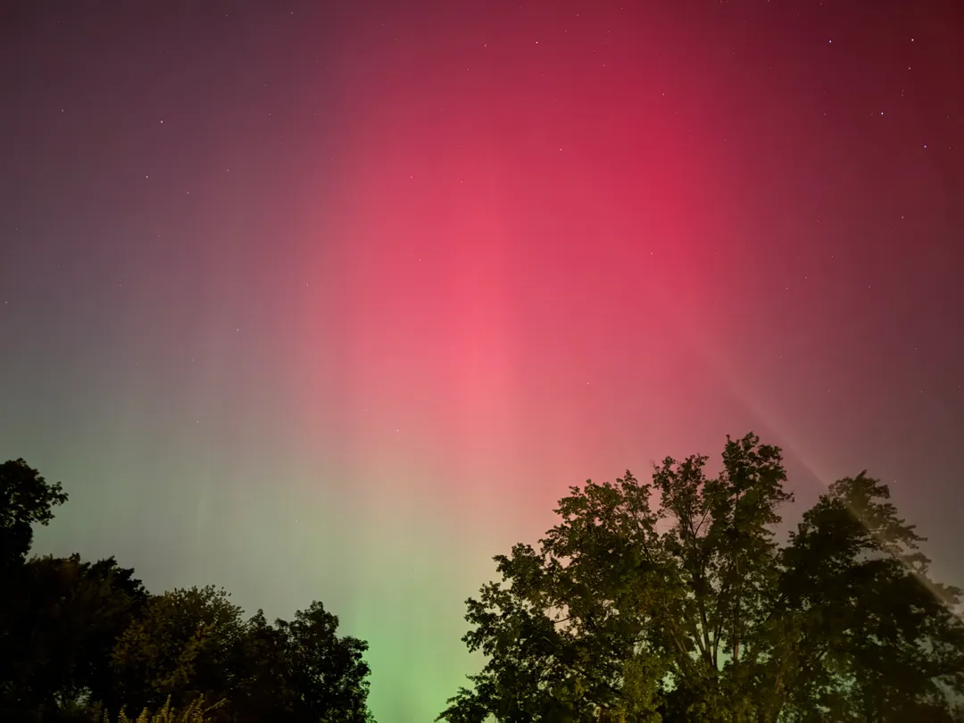 Red and green northern lights in the night sky
